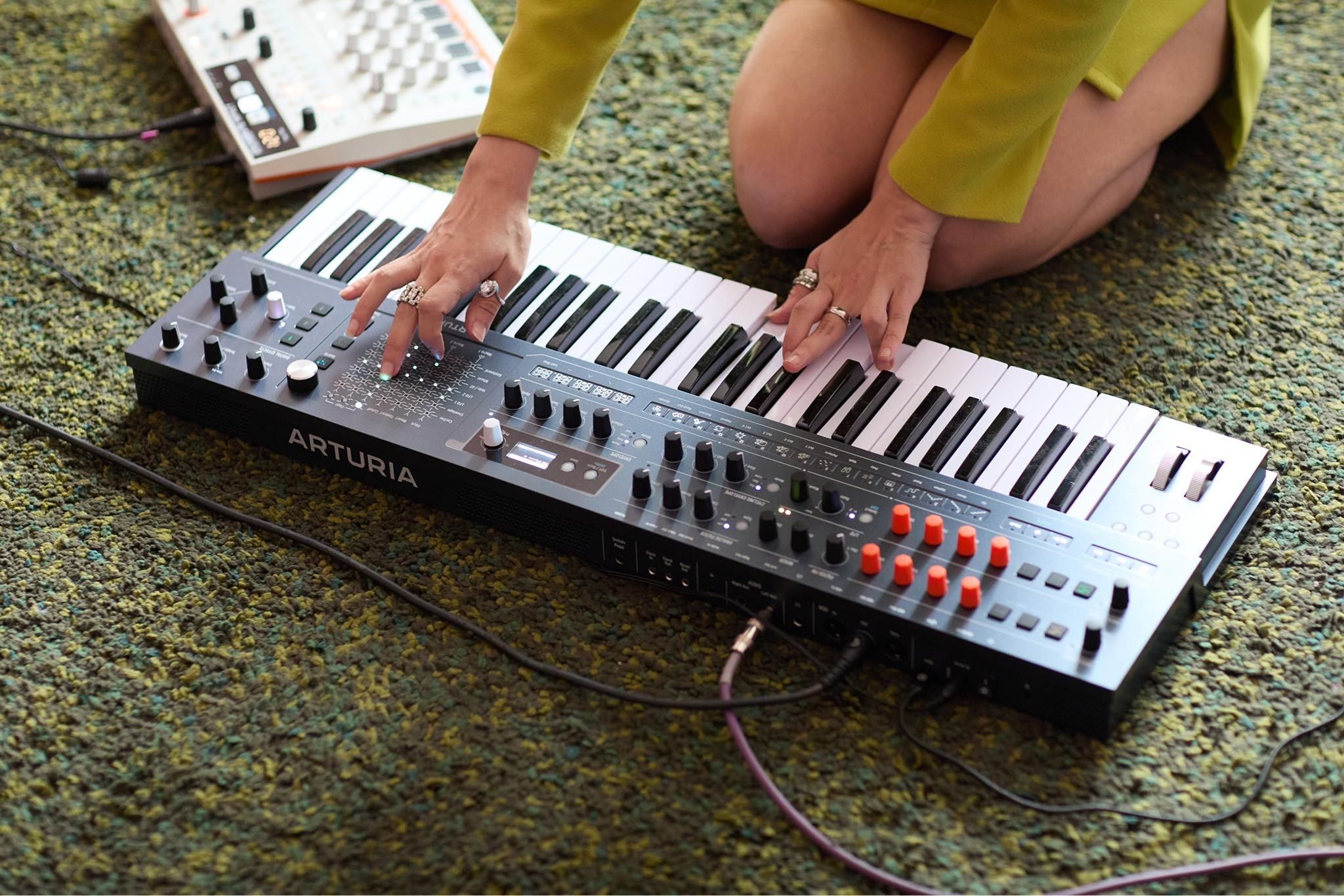 Arturia expande linha de sintetizadores com MiniFreak 49