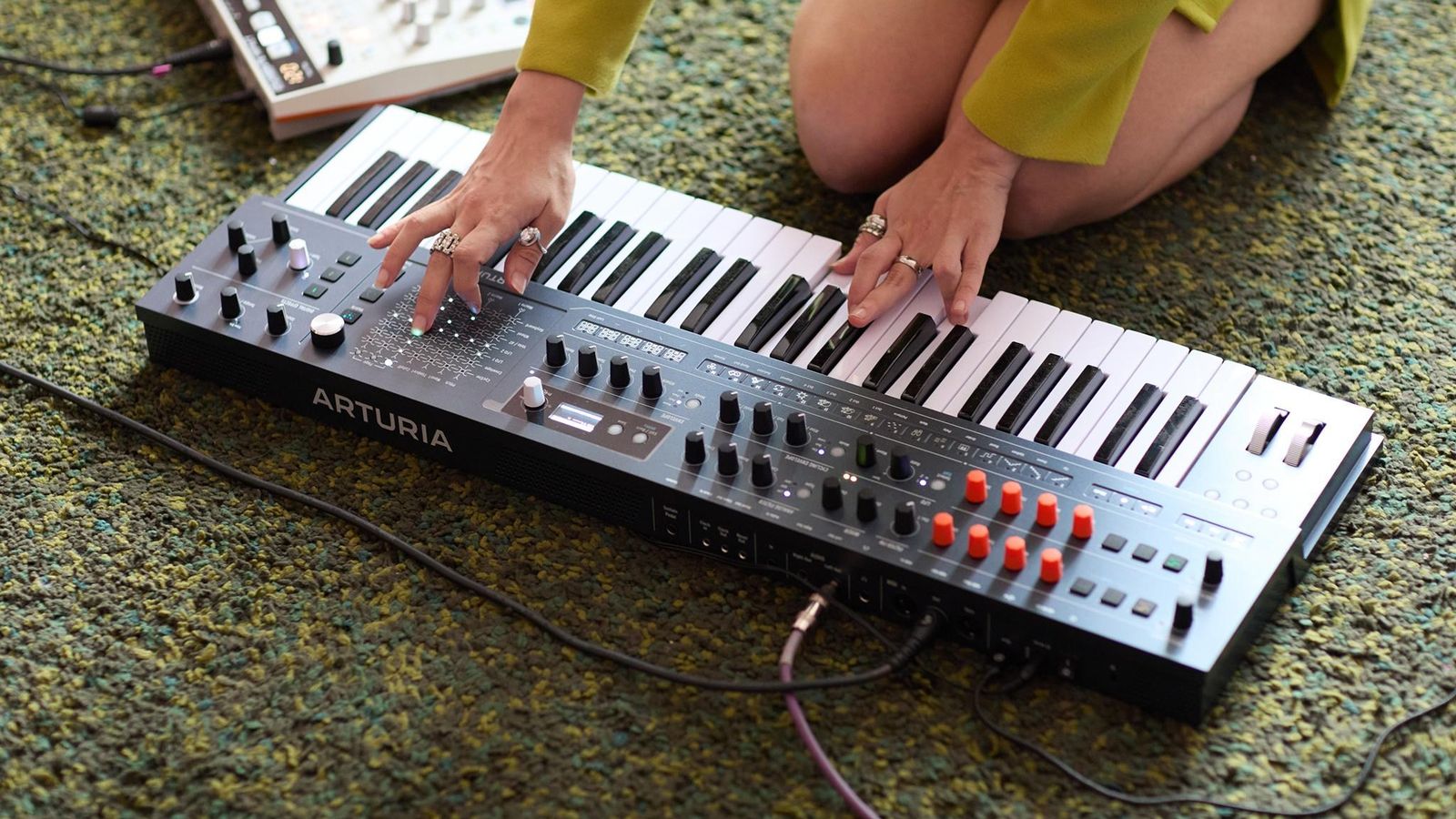 Arturia expande linha de sintetizadores com MiniFreak 49