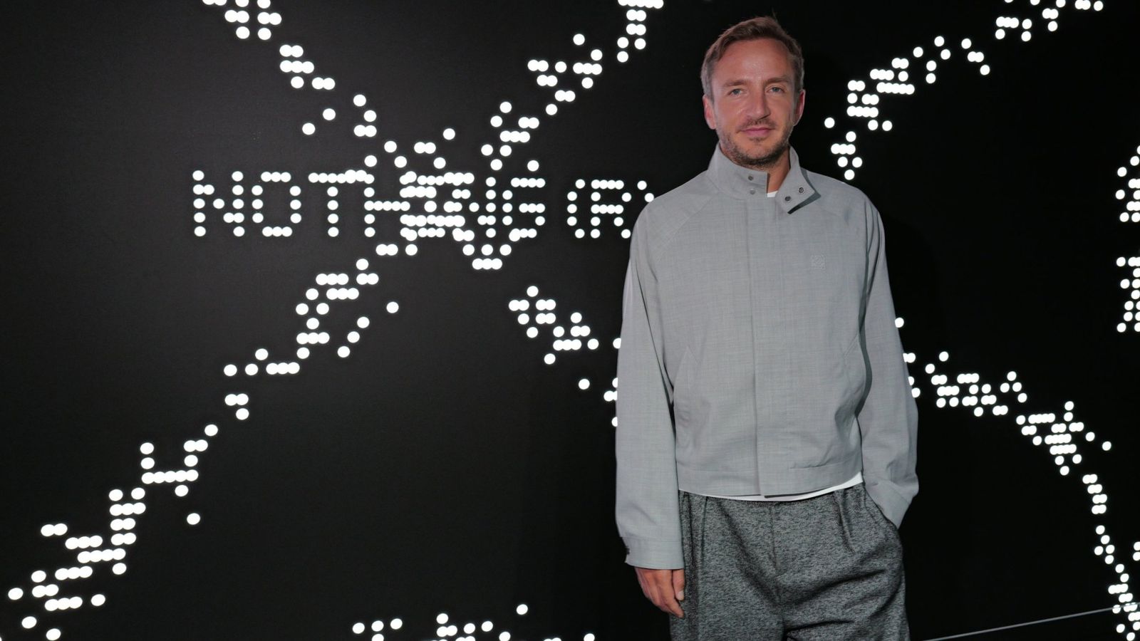Nothing desafia Apple e Samsung com marketing 'retro futurista'