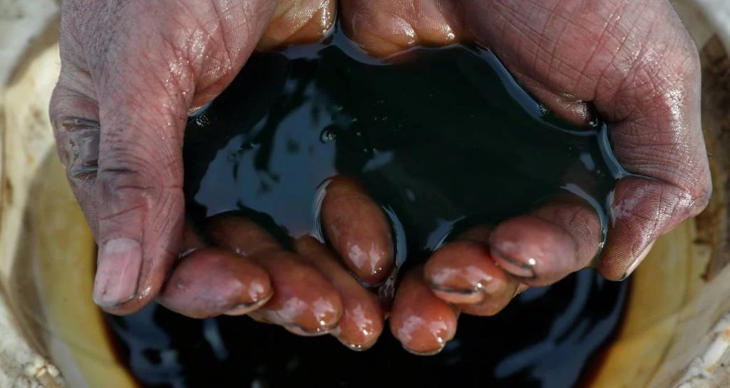 Petróleo cai 3% com avanço diplomático entre EUA e Irã em Genebra