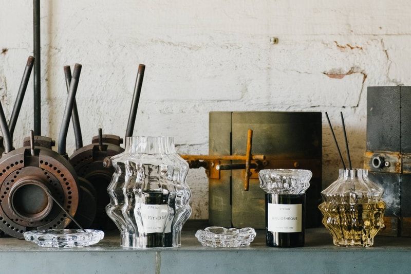 Byredo e Iittala transformam luz e aroma em arte de vidro escultural
