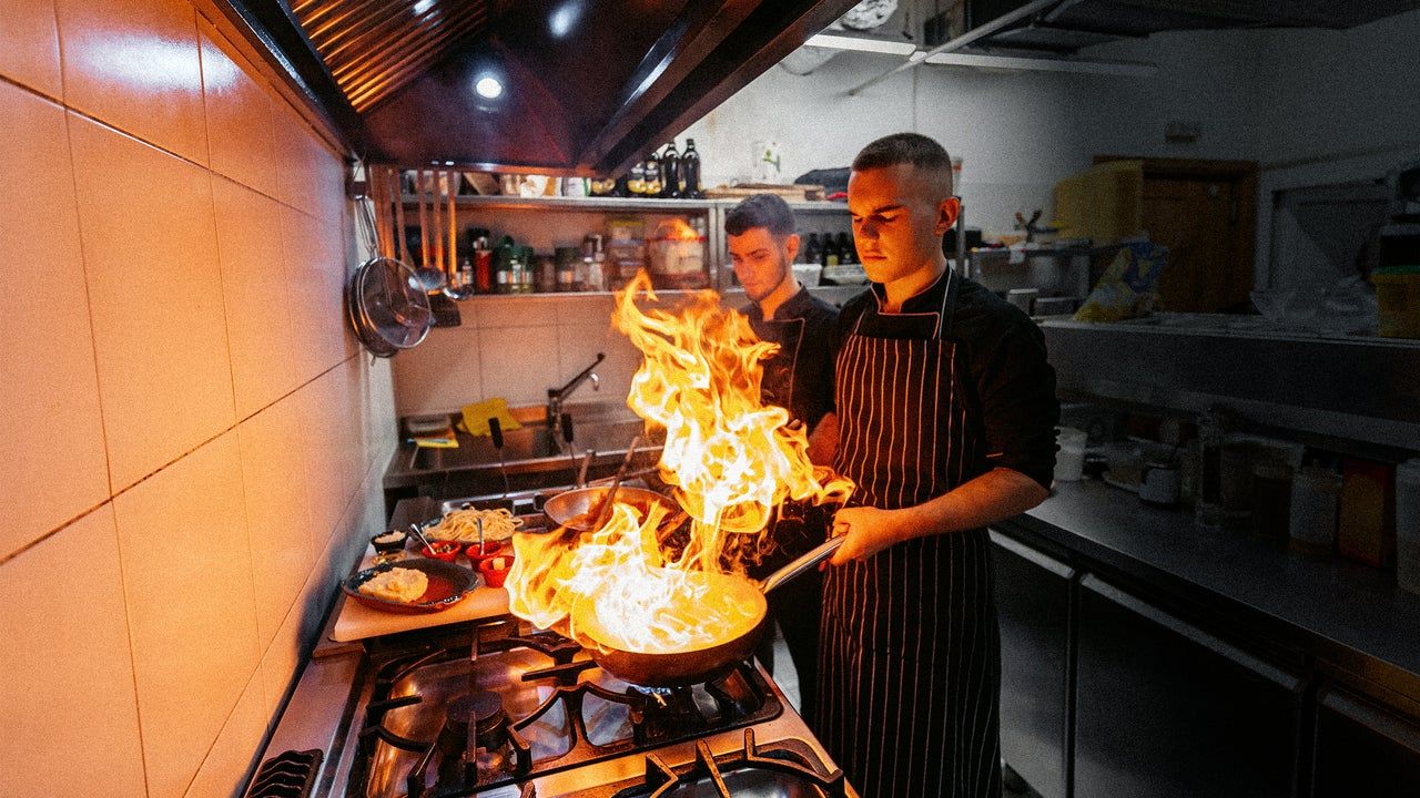 Fumaça de fogões a gás expõe trabalhadores de restaurantes a riscos