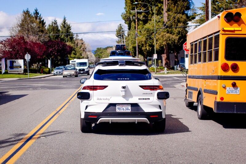 Waymo aciona polícia após adolescentes dispararem projéteis de dentro de robotaxi