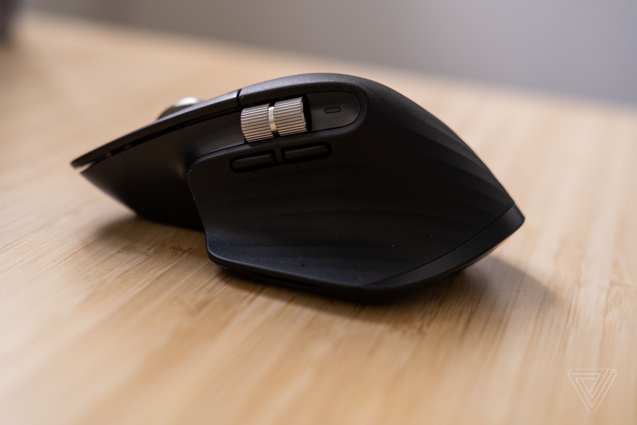 Logitech reduz preço do MX Master 3S — a estratégia de dominar o setup profissional