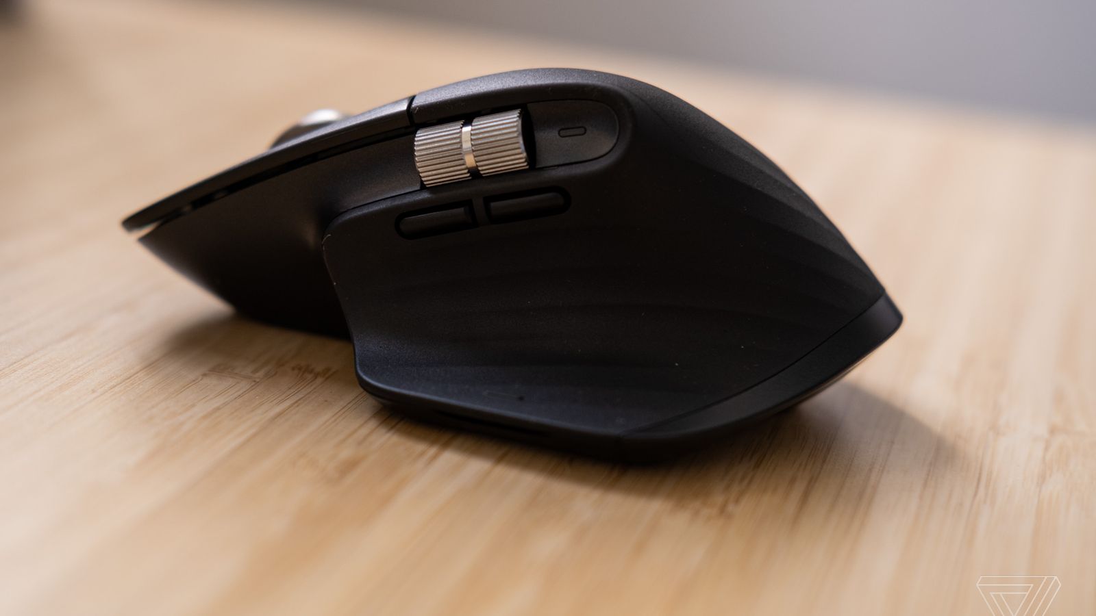 Logitech reduz preço do MX Master 3S — a estratégia de dominar o setup profissional