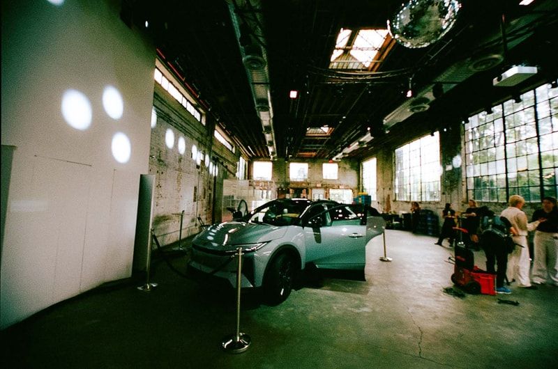 Hypebeast transforma armazém em Brooklyn em festa da NYFW