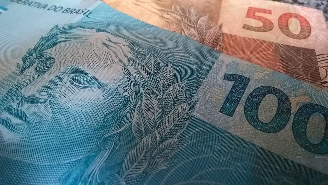 XP alerta sobre juros prolongados — política fiscal é o principal entrave