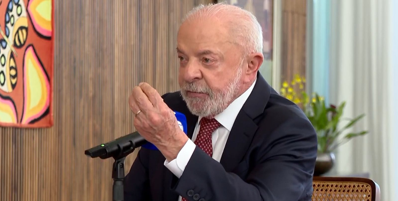 Alvorada vira estúdio: a linha tênue de Lula na campanha