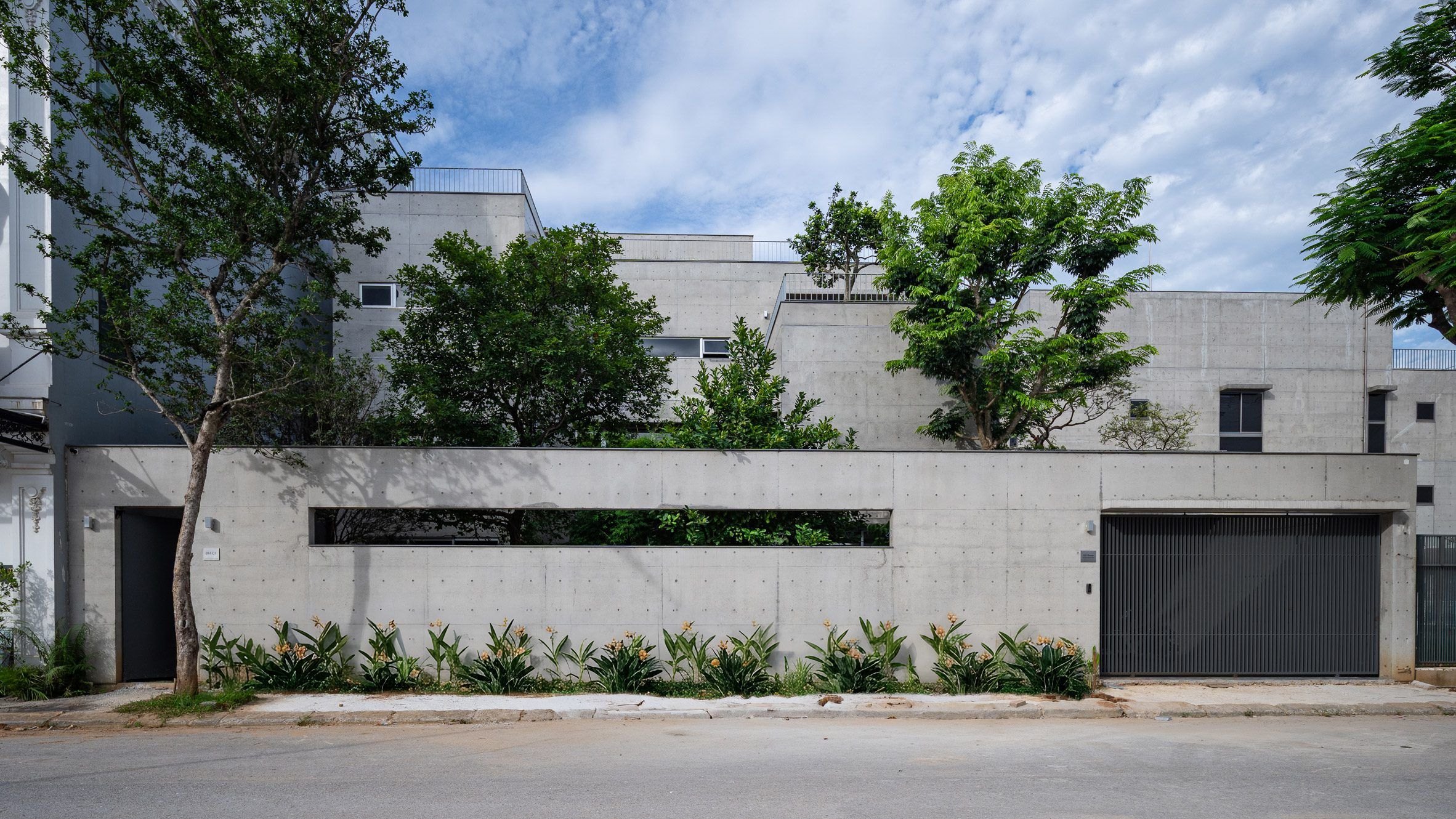 Casa K no Vietnã: concreto e natureza em simbiose diária