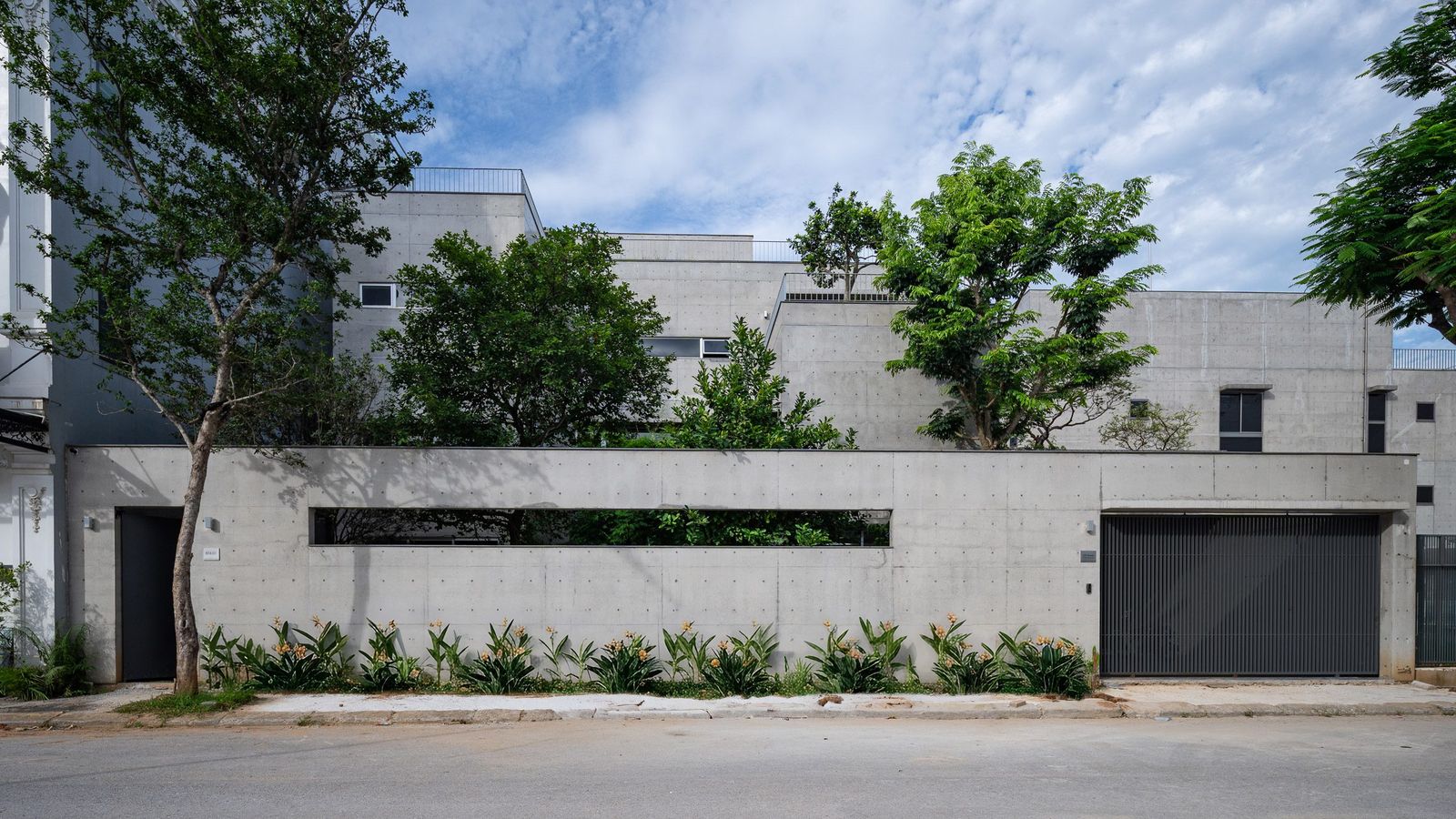 Casa K no Vietnã: concreto e natureza em simbiose diária