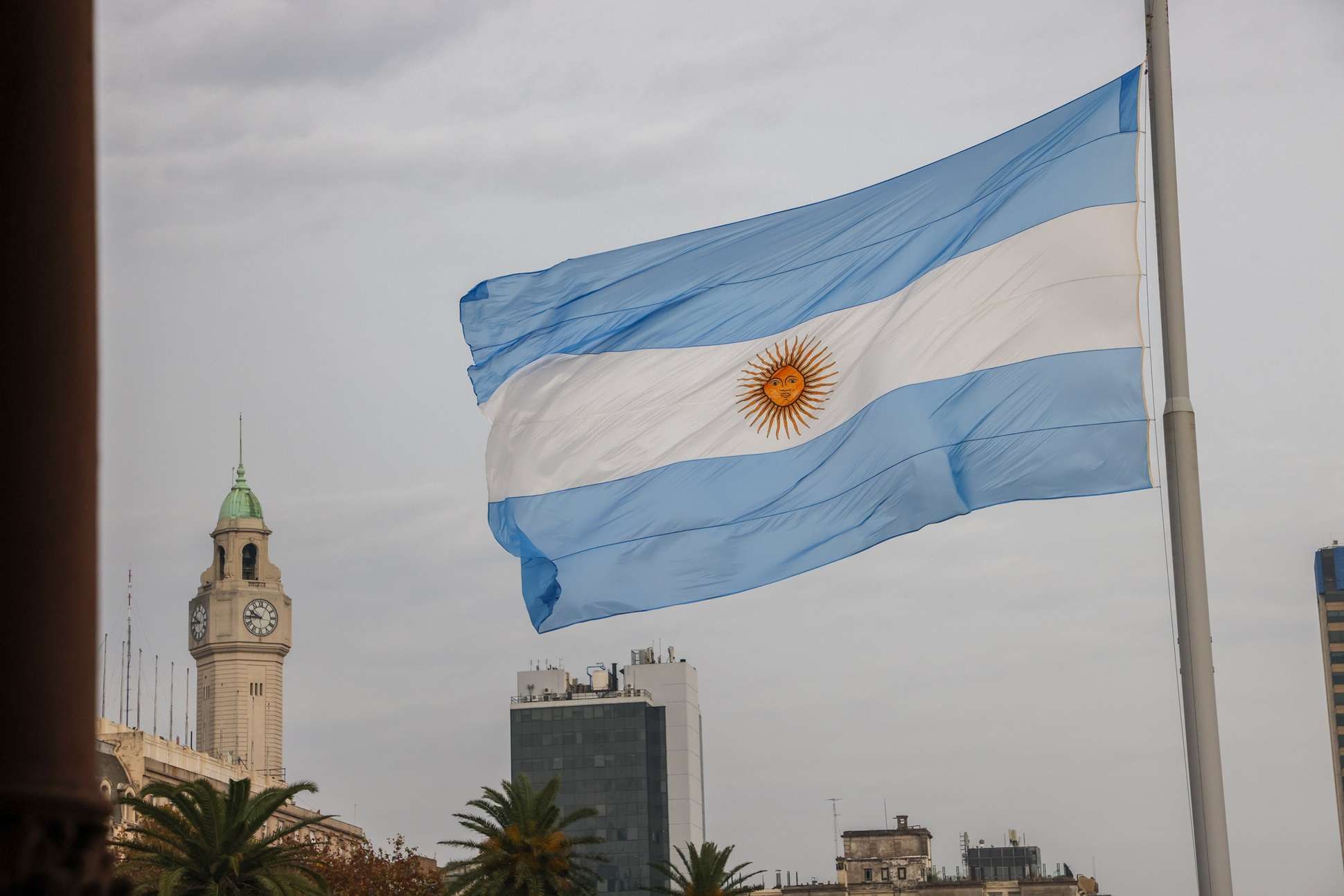 Argentina cresce, mas a indústria paga a conta de Milei