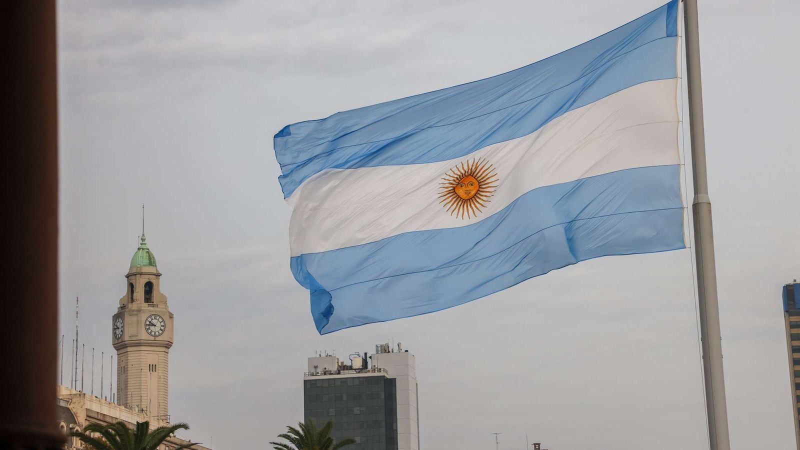 Argentina cresce, mas a indústria paga a conta de Milei