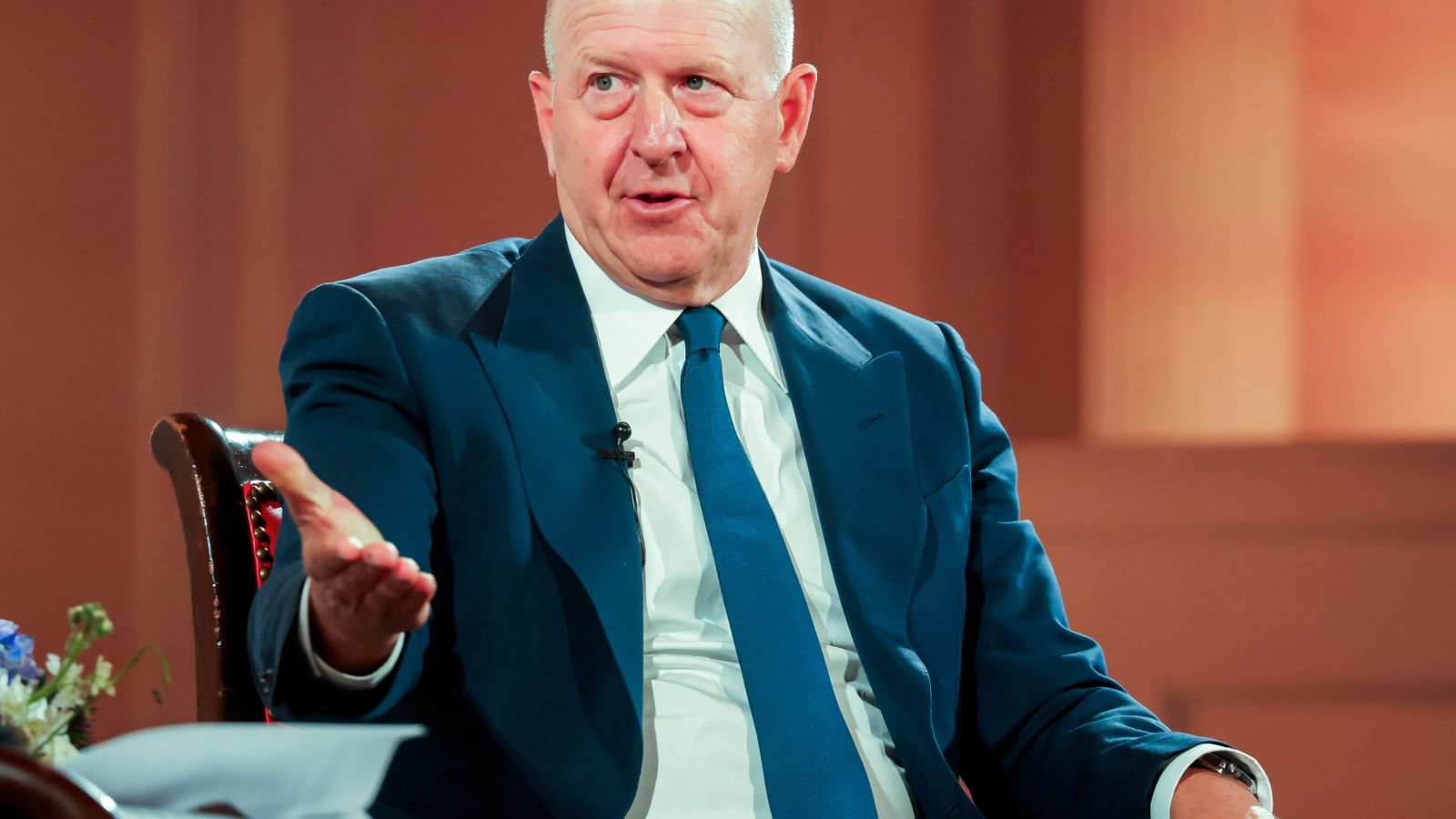 Goldman Sachs sinaliza contração em contratações de juniores devido à IA
