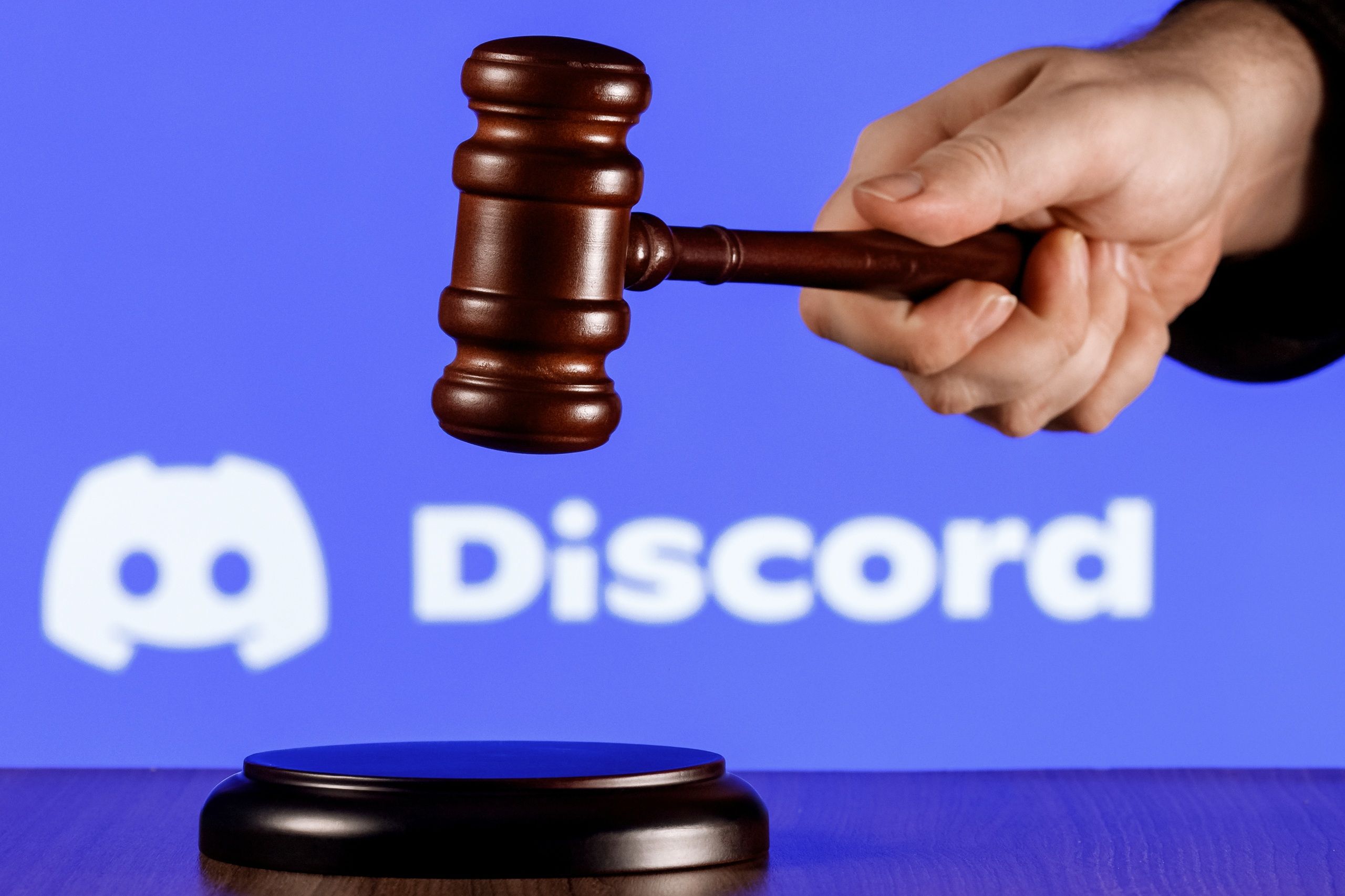 Pressionado, Discord joga na defesa no Brasil