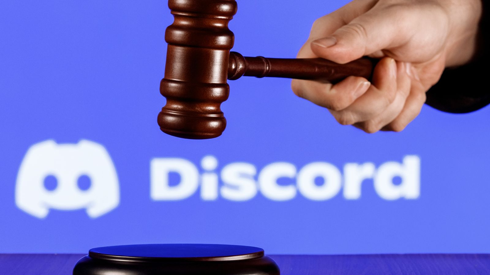 Pressionado, Discord joga na defesa no Brasil
