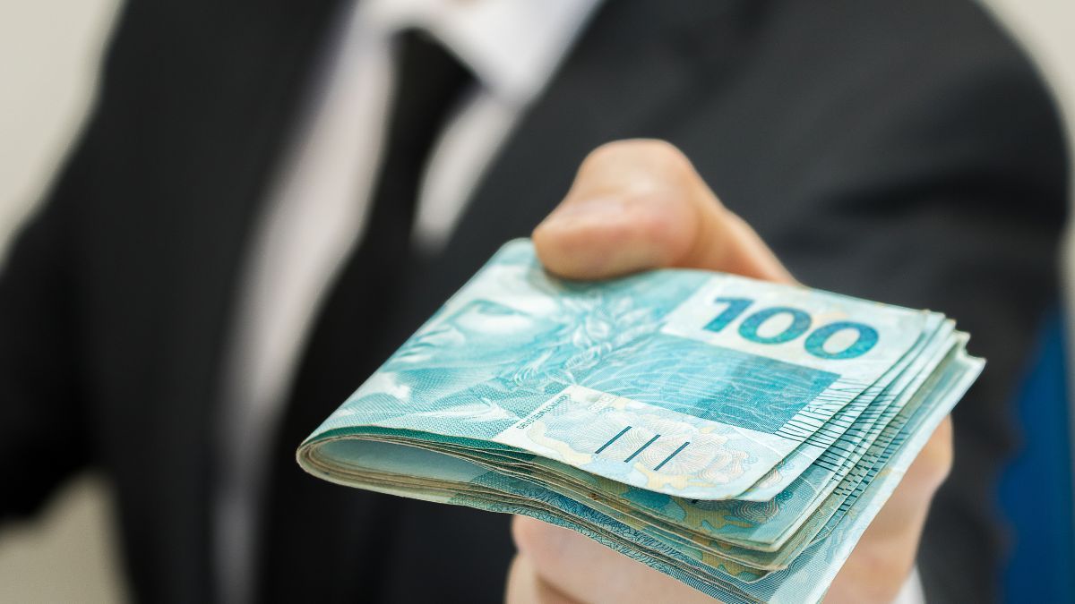 A oferta na mão: a alavanca salarial que só os homens usam