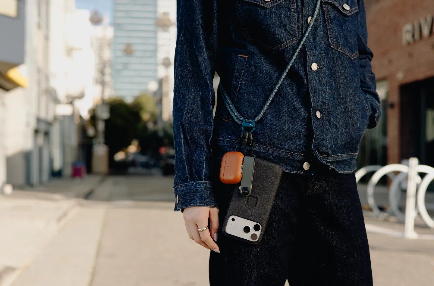 O celular pendurado: a moda que expõe nossa dependência