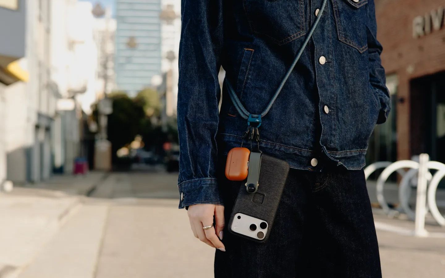O celular pendurado: a moda que expõe nossa dependência