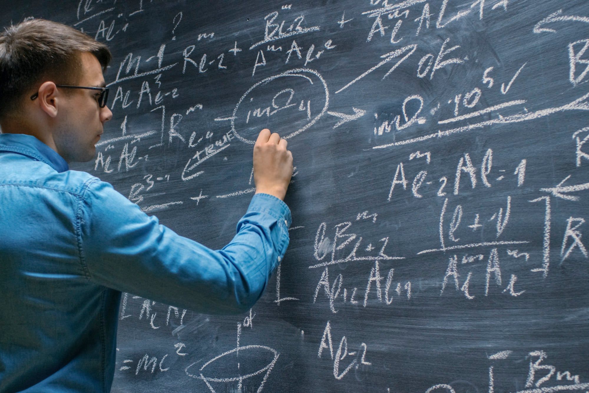 IA do MIT resolve 35% de problemas científicos teóricos