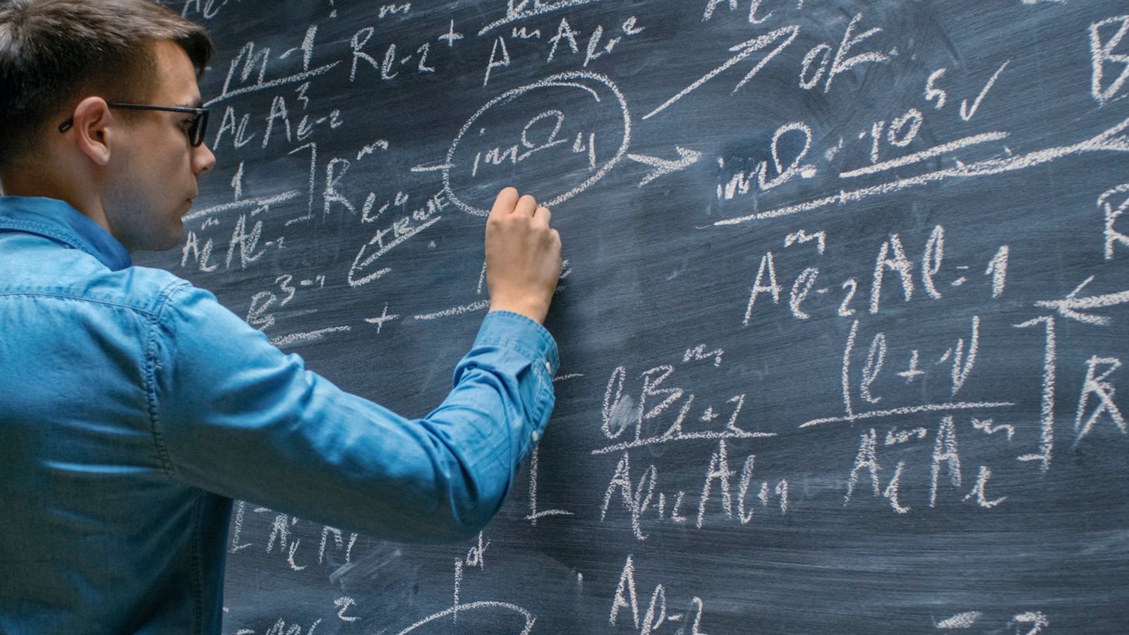 IA do MIT resolve 35% de problemas científicos teóricos