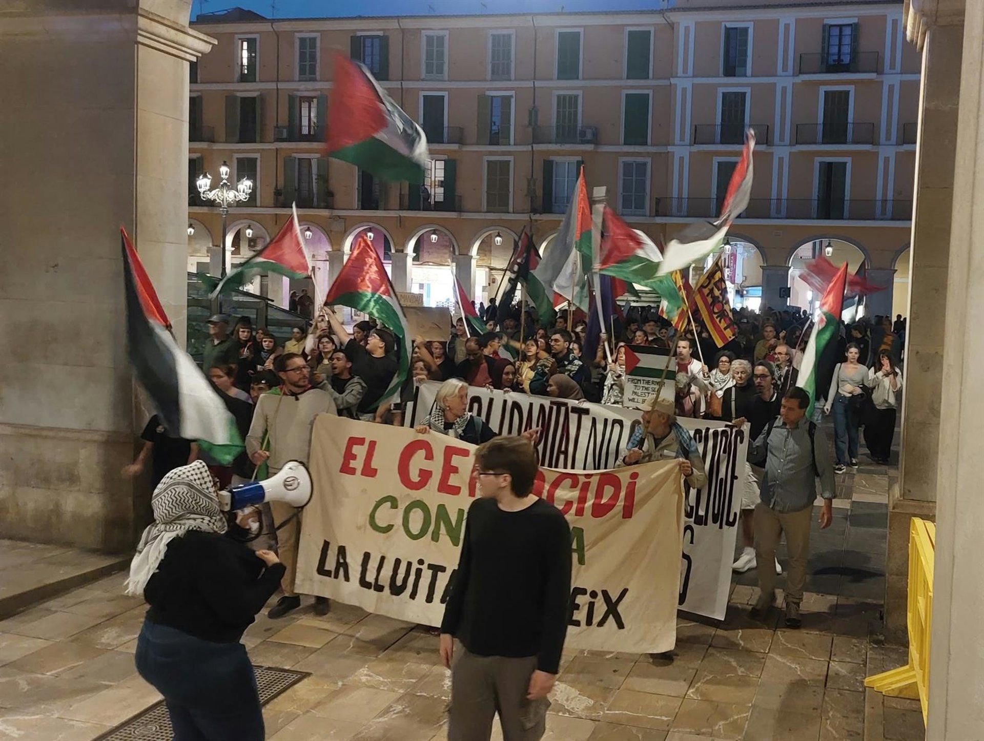 Manifestantes em Palma alertam: genocídio em Gaza persiste apesar de 'falso cessar-fogo'