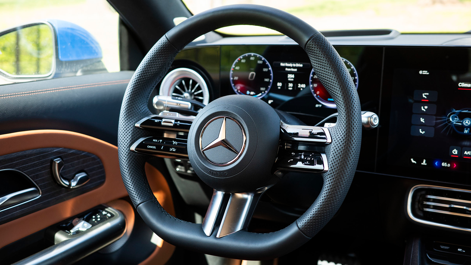Mercedes remove controles de música do volante no novo CLA — aposta arriscada na voz