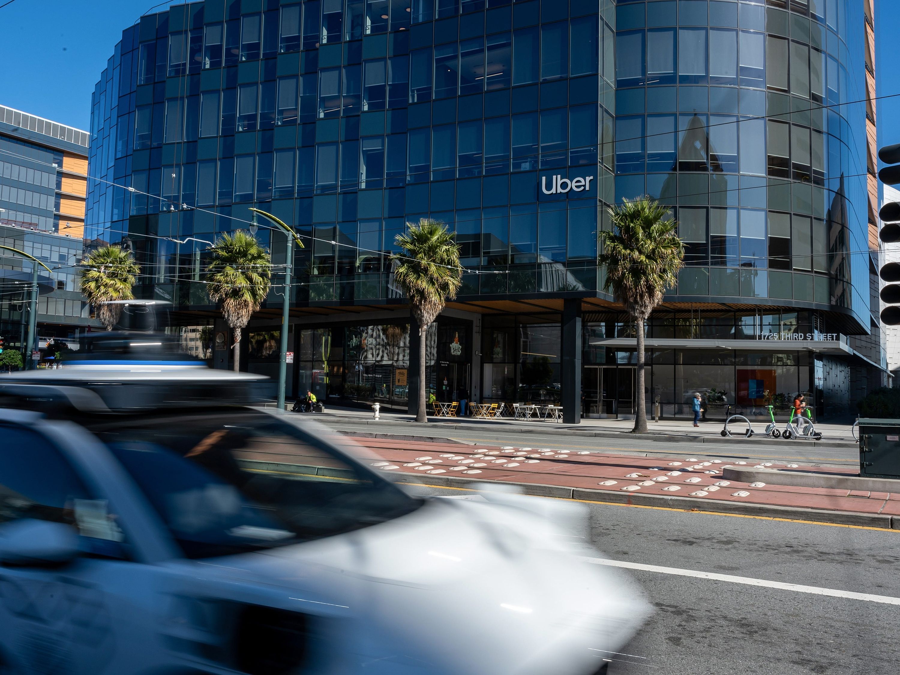 Uber reduz contratações via visto H-1B enquanto salários de elite superam US$ 400 mil