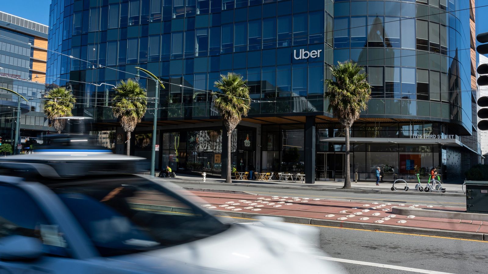 Uber reduz contratações via visto H-1B enquanto salários de elite superam US$ 400 mil