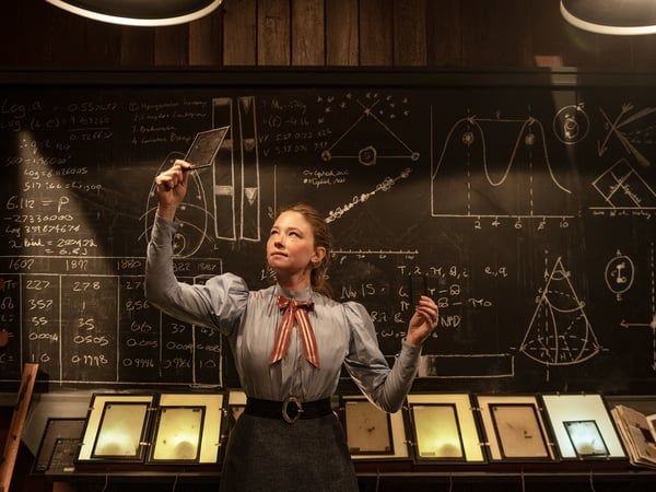 Adaptação de Night and Day falha ao ignorar o rigor histórico