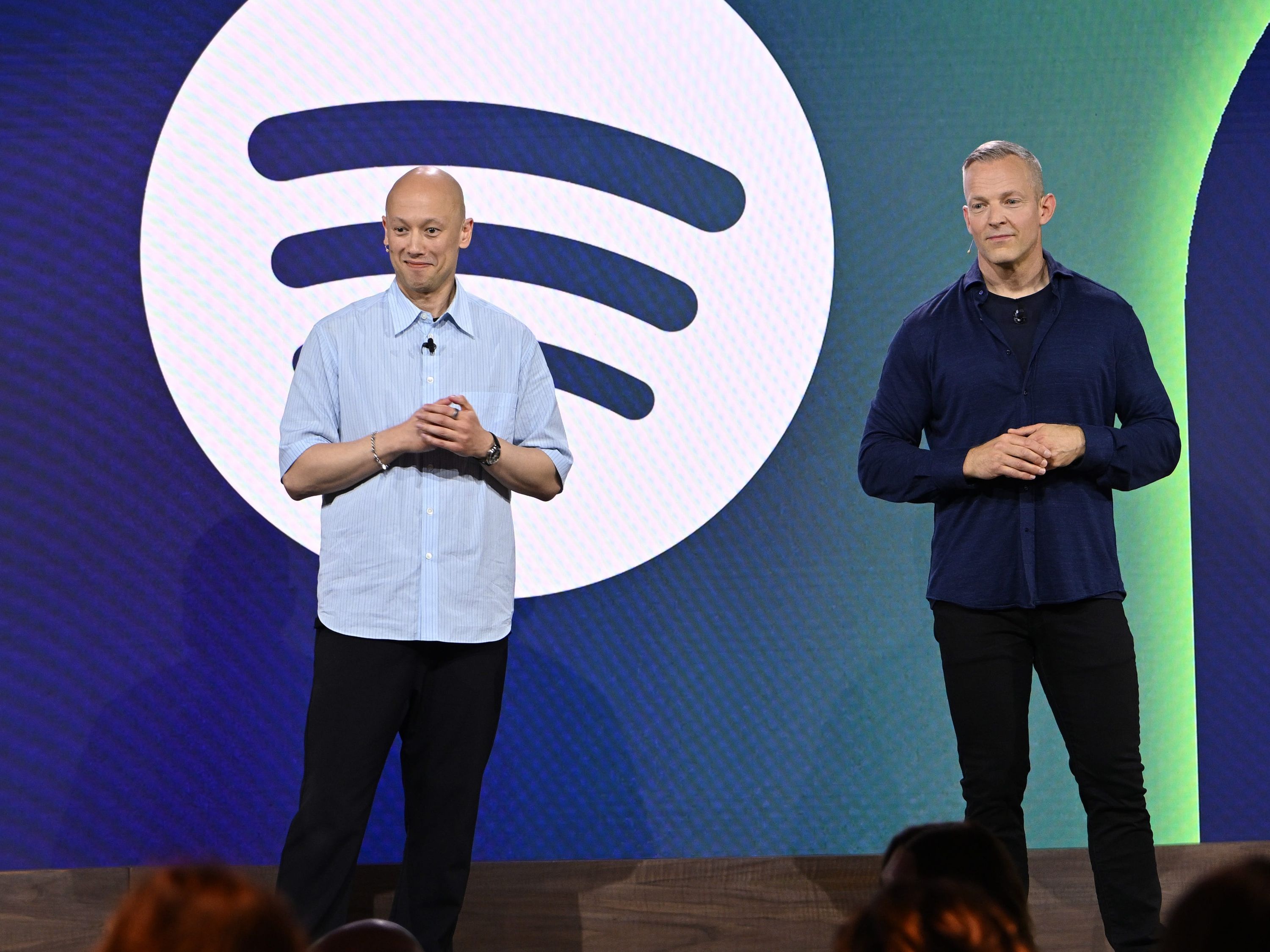 Spotify remove 57 mil episódios de podcasts após pressão de senadora americana