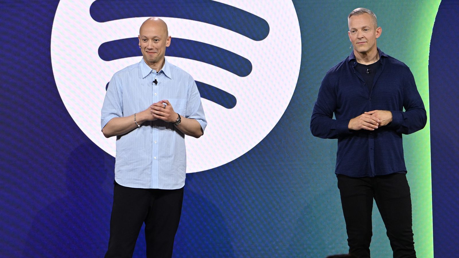 Spotify remove 57 mil episódios de podcasts após pressão de senadora americana