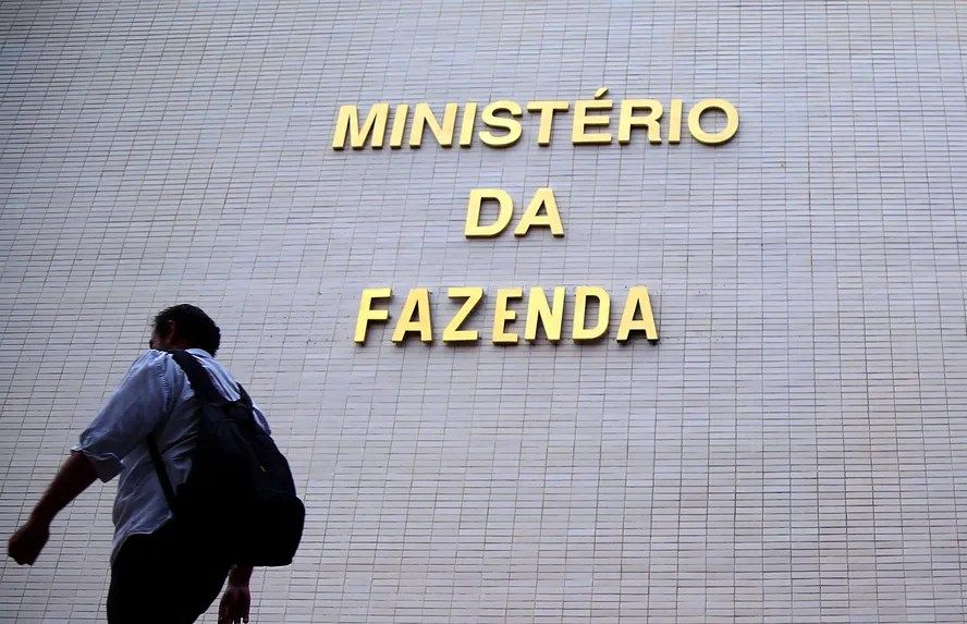Ministério da Fazenda: Custo do crédito, não dívida, aperta famílias