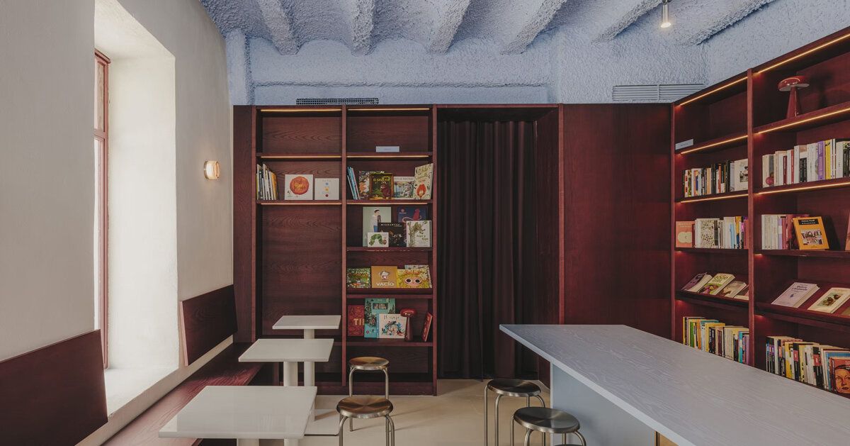 Valência: como madeira bordeaux e teto azul revitalizam café e livraria