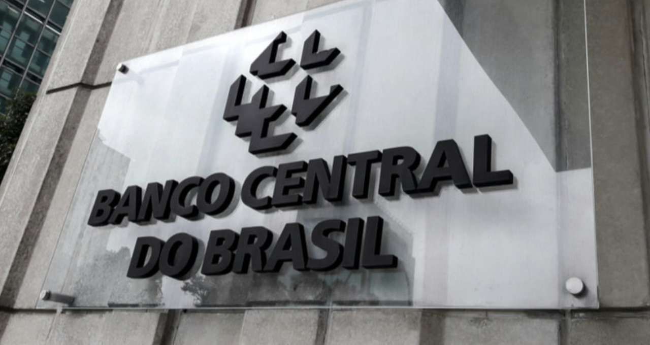Banco Central projeta 79% de chance para estouro do teto da meta em 2026