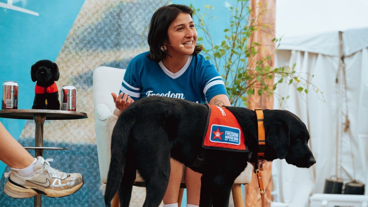 Cães de serviço vão além do suporte emocional — o impacto clínico na reabilitação