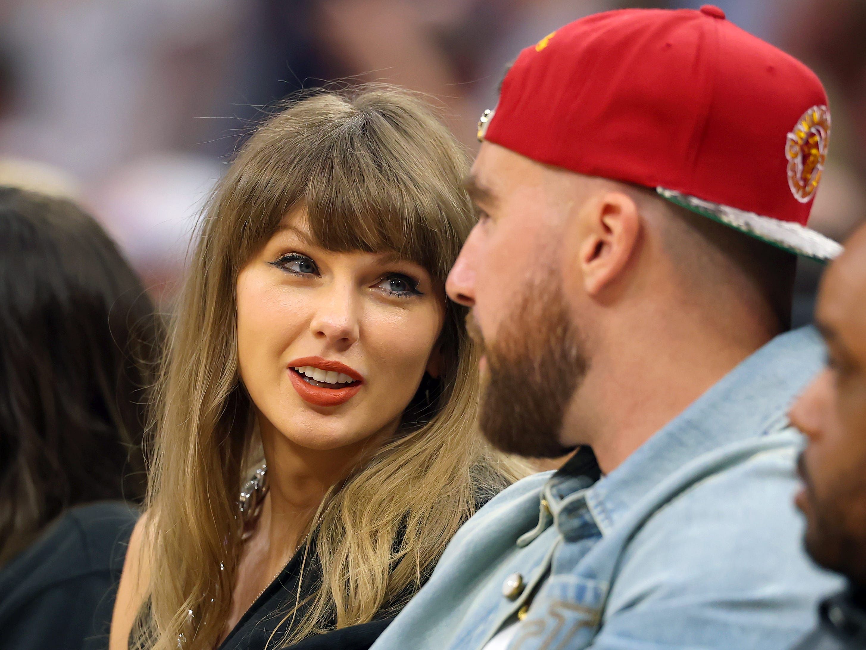 Fãs de Taylor Swift transformam logística de casamento em investigação digital