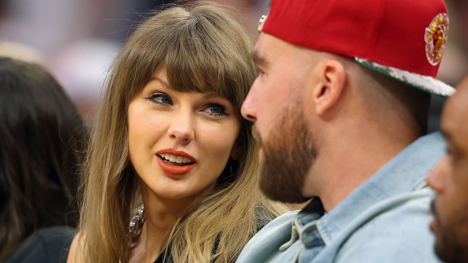 Fãs de Taylor Swift transformam logística de casamento em investigação digital