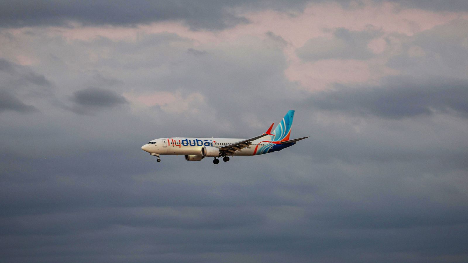 Co-piloto ataca piloto e tenta derrubar avião da Flydubai na Arábia Saudita