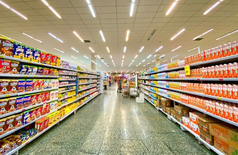Varejo brasileiro recua 1,5% em abril — consumo perde tração