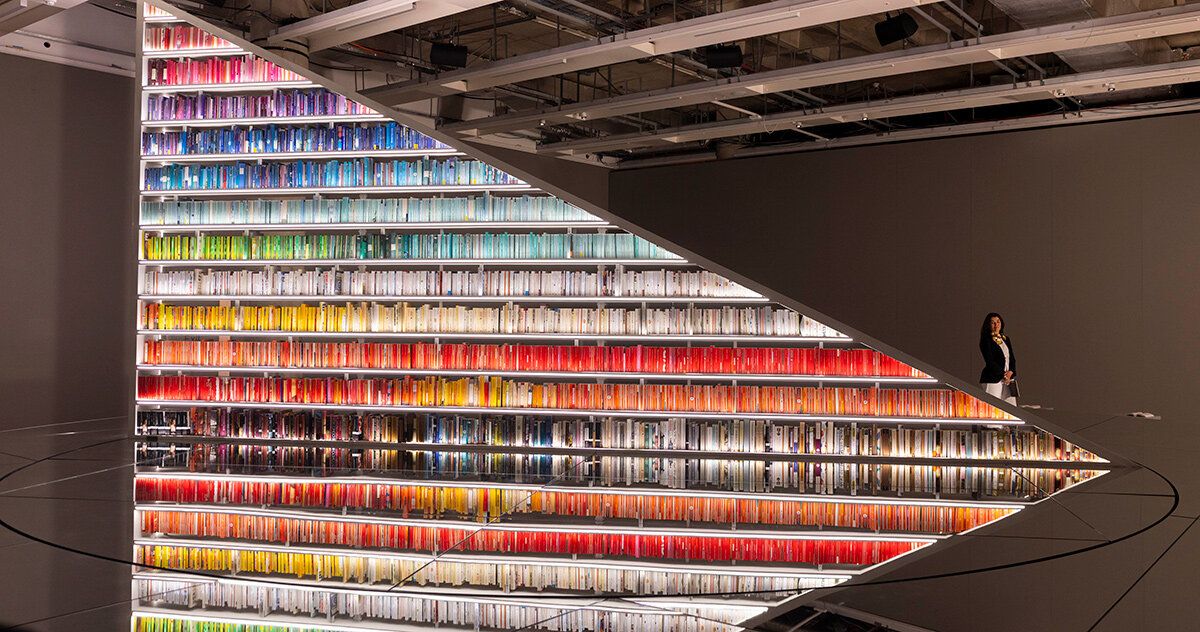 Es Devlin expõe 2.000 livros em biblioteca rotativa no Design Museum