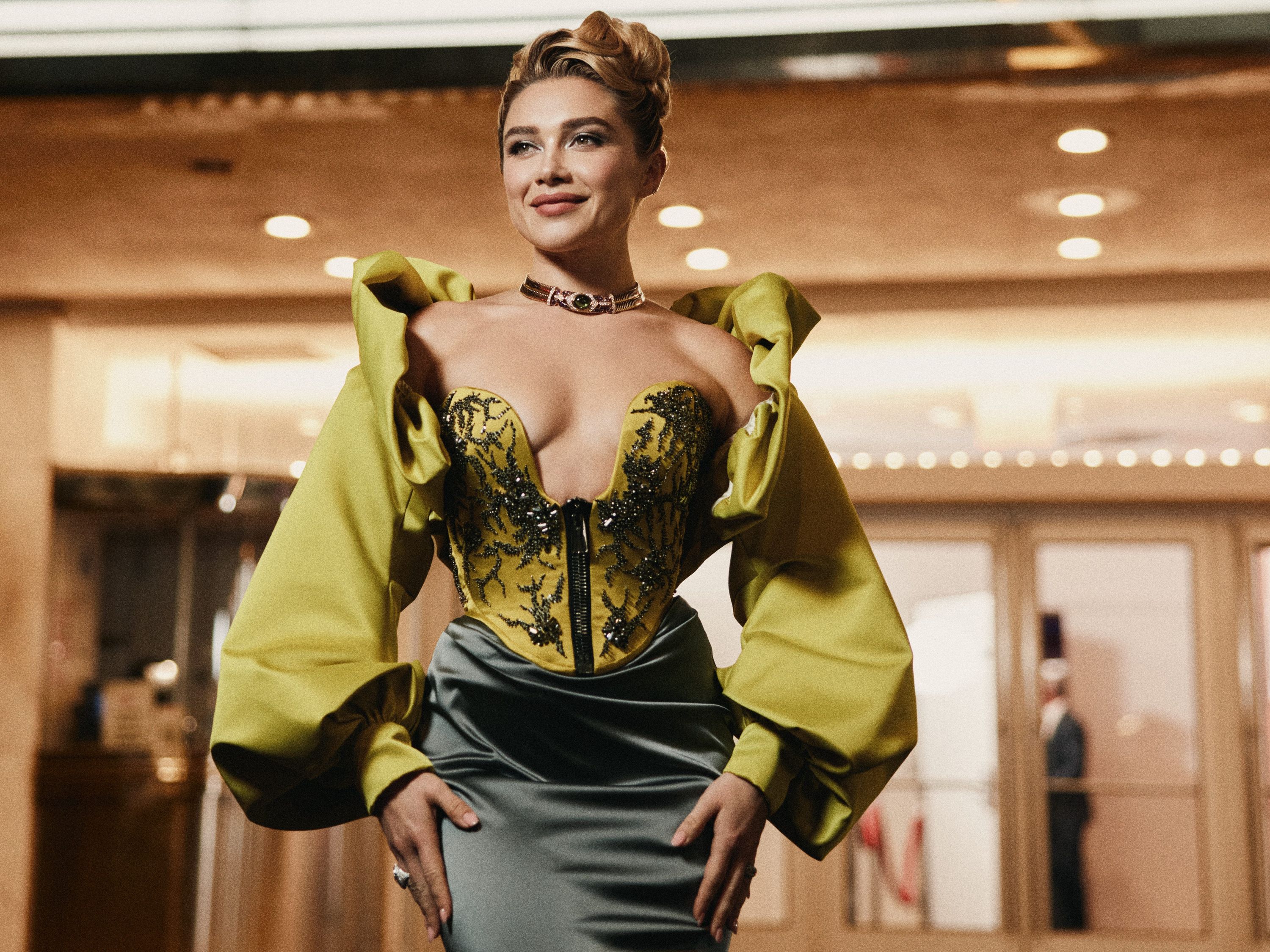 Florence Pugh desafia padrões com ousadia na moda