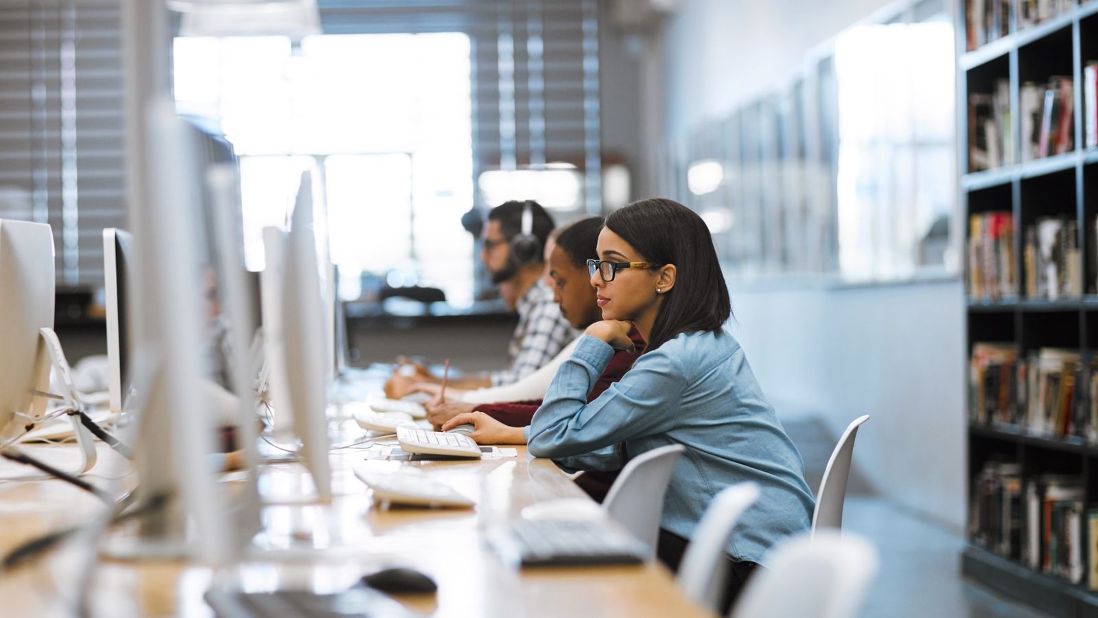 Uso de IA nas redações universitárias — como estudantes de elite estão adaptando o processo