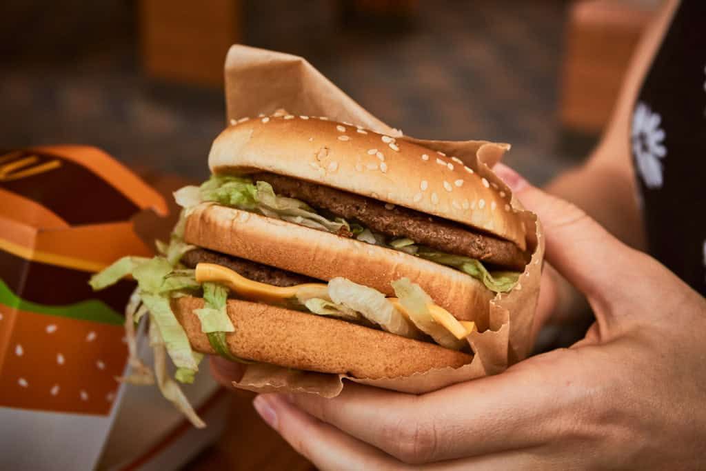 IA do McDonald's: Big Mac com preços diferentes na mesma rua