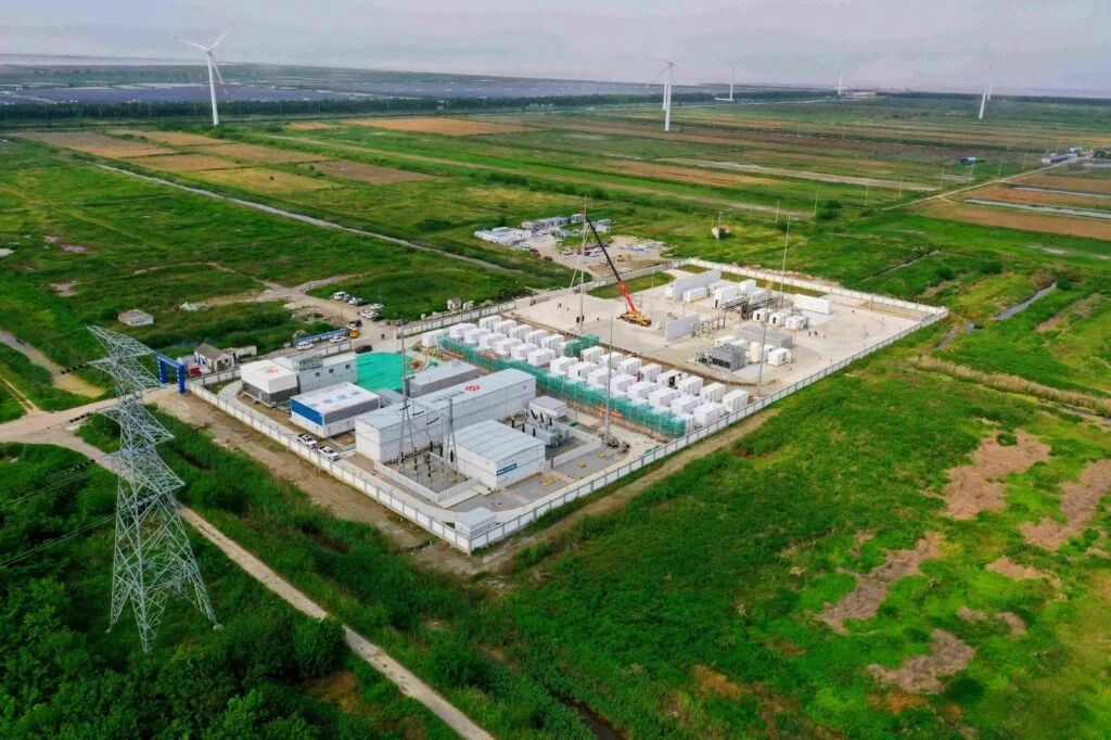 China inaugura usina solar com hidrogênio que geraria energia para Curitiba por 37 dias