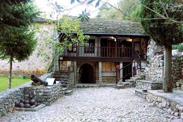 Ilha de Ioannina preserva sete séculos de história grega em museu singular