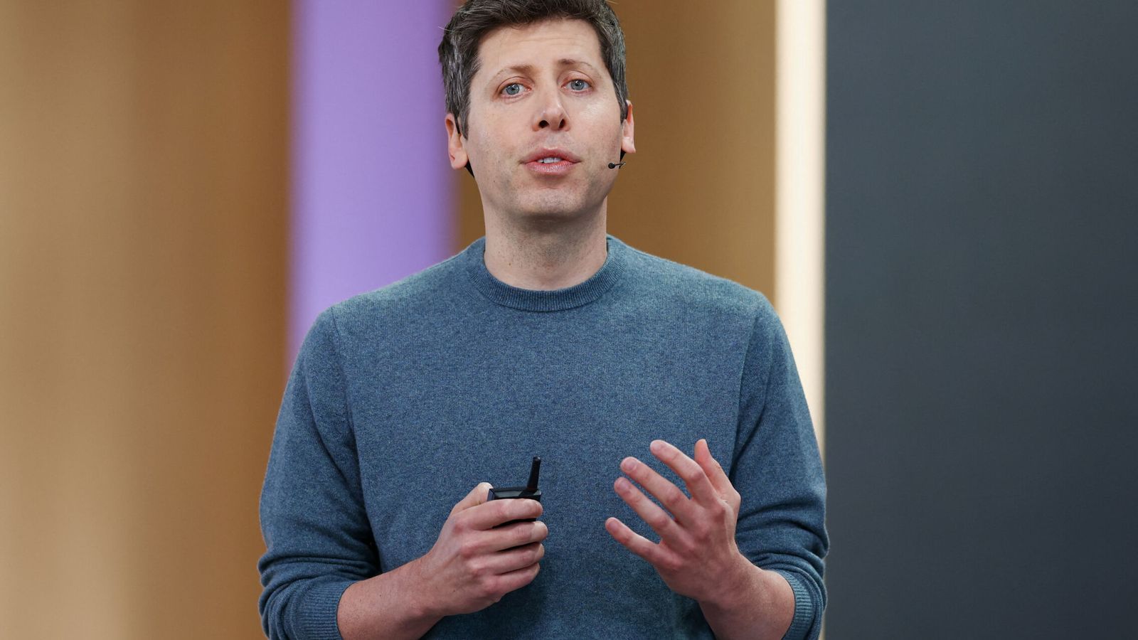 Sam Altman defende regulação leve de IA, mesmo com riscos