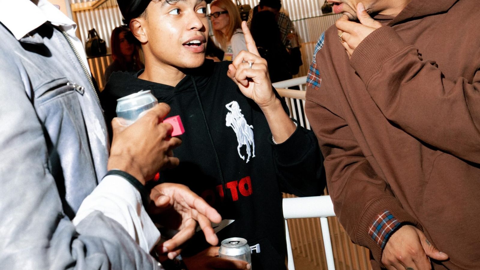 Jordan Stephens e Dr. Martens celebram a linguagem em evento em Londres