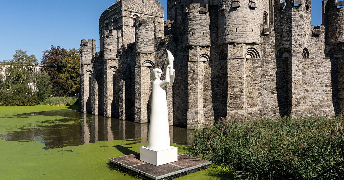 Escultura inflável em Ghent exige esforço para se manter de pé