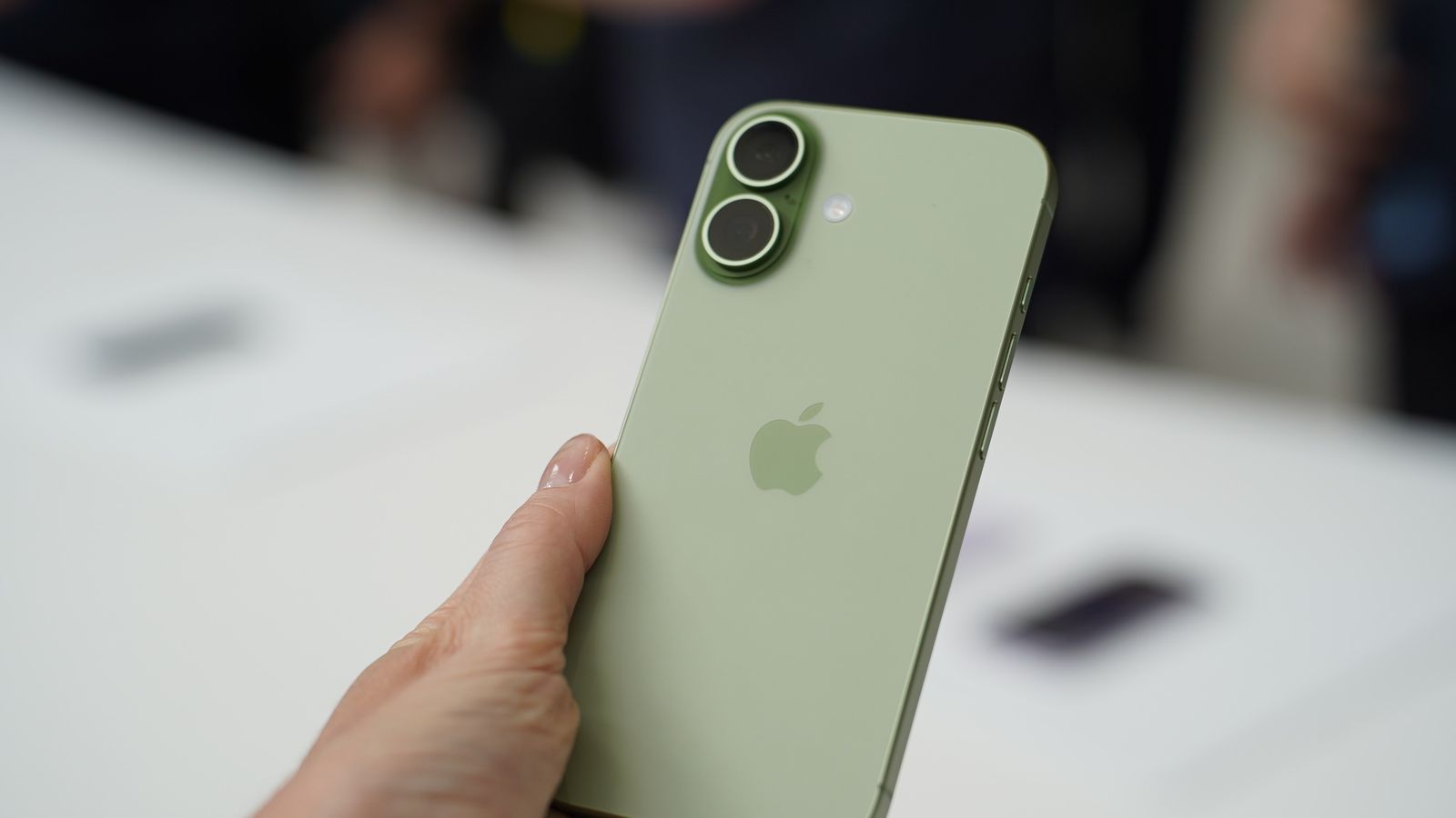 Apple parte o iPhone em dois: o fim do ritual de setembro