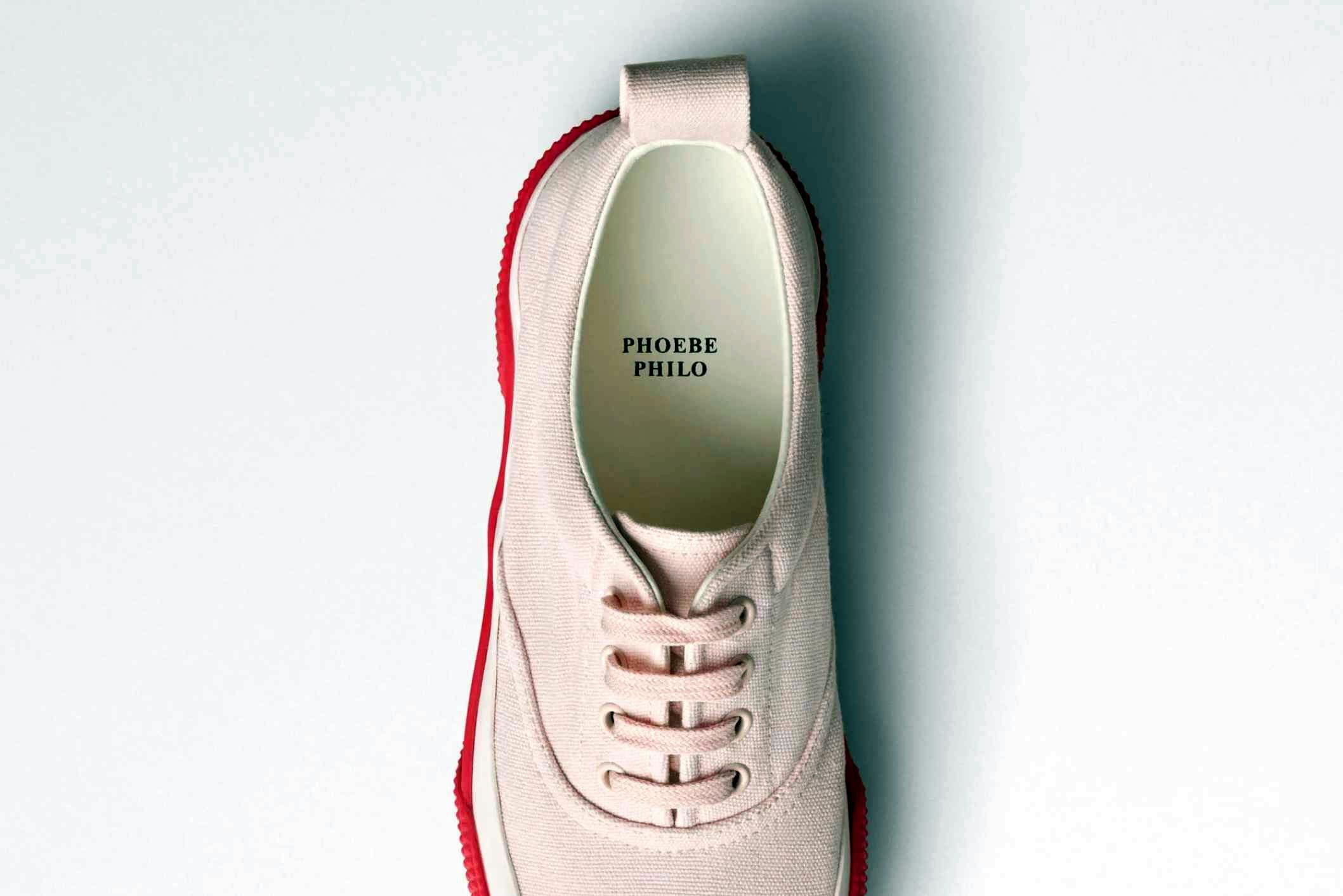 Phoebe Philo transforma o ordinário em objeto de desejo — e custo proibitivo